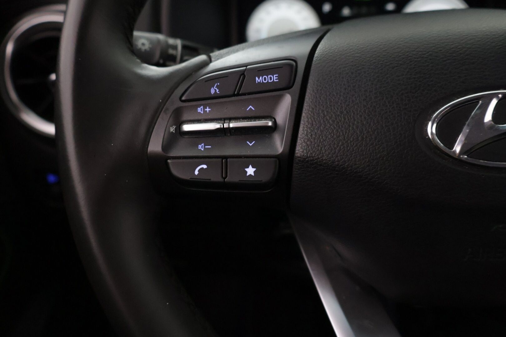 Hyundai KONA 2022 FL 64KWH Xline - ACC | Digimittaristo | CarPlay | Android Auto | Kamera | Tutkat | Langaton lataus | 2x renkaat | SOH 96,9 % | Kahdet renkaat ja vanteet | Juuri huollettu ja Katsastettu