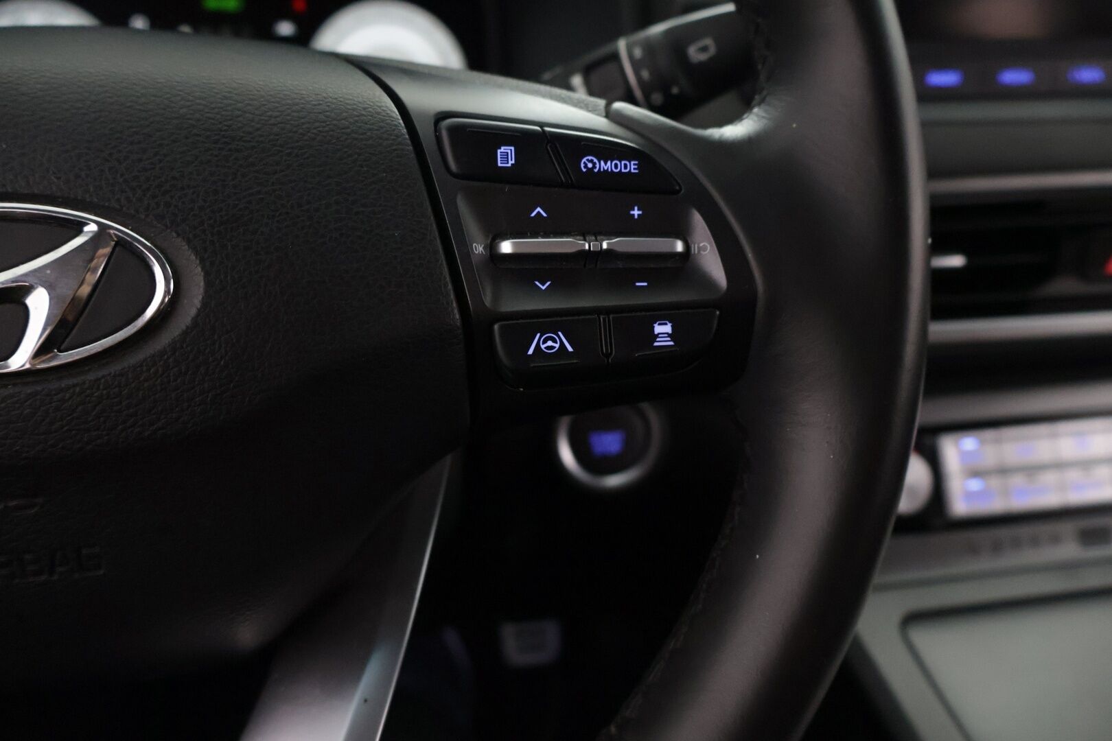 Hyundai KONA 2022 FL 64KWH Xline - ACC | Digimittaristo | CarPlay | Android Auto | Kamera | Tutkat | Langaton lataus | 2x renkaat | SOH 96,9 % | Kahdet renkaat ja vanteet | Juuri huollettu ja Katsastettu