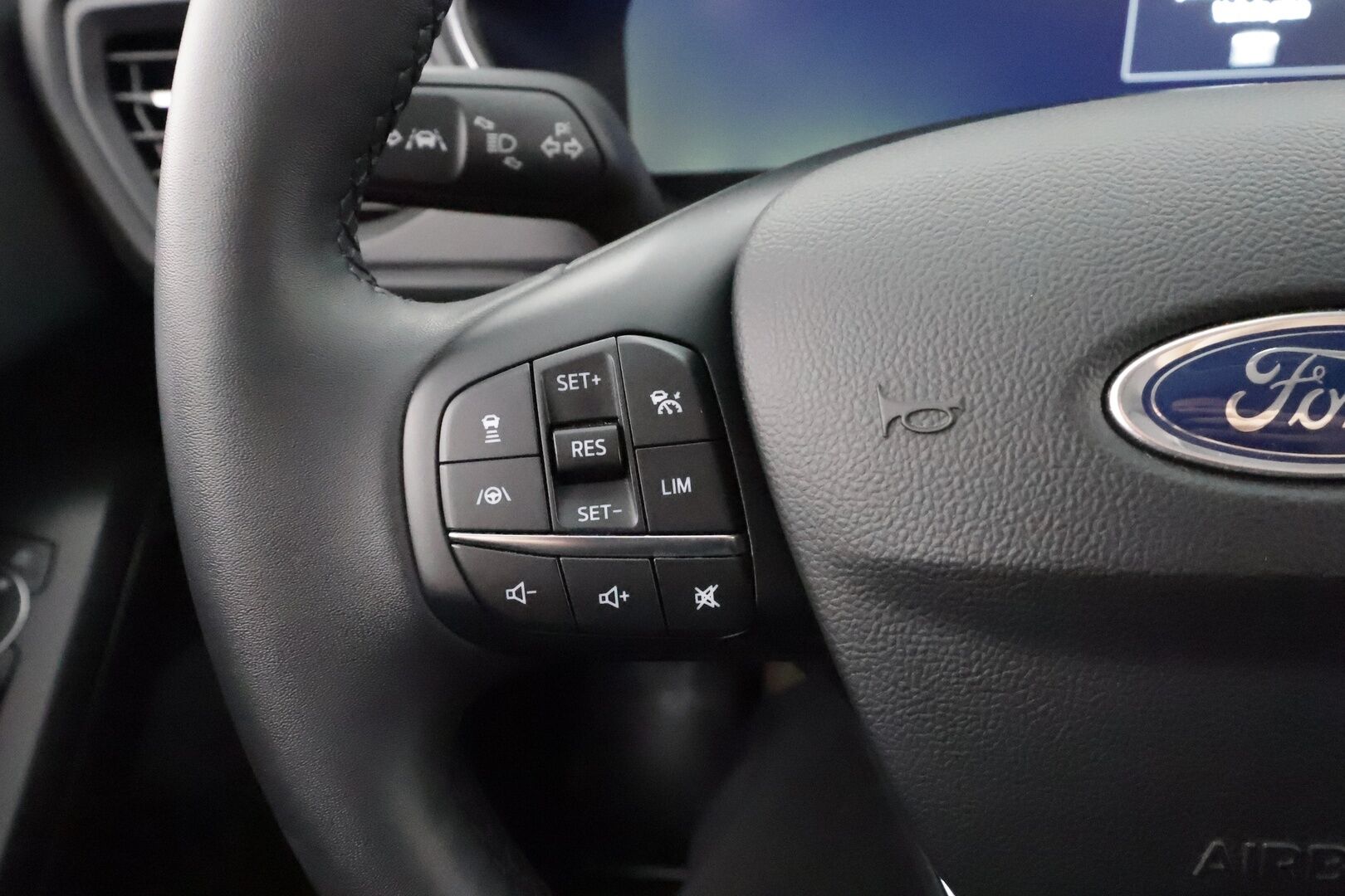 Ford Focus 2023 1.0 EcoBoost Hybrid Powershift 125hv (kevythybridi) A7 Titanium 5-ovinen * ACC / Lohko / Koukku / P.kamera / Keyless * - 1.Om Suomi-auto / Merkkihuollettu / Kahdet Renkaat - HULLUT AVAJAISHULINAT KORKOTARJOUS 3,29 %