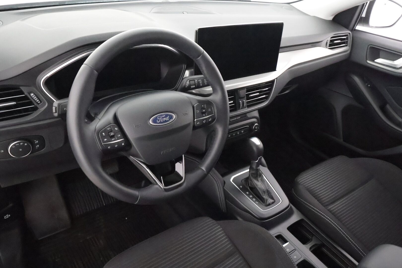 Ford Focus 2023 1.0 EcoBoost Hybrid Powershift 125hv (kevythybridi) A7 Titanium 5-ovinen * ACC / Lohko / Koukku / P.kamera / Keyless * - 1.Om Suomi-auto / Merkkihuollettu / Kahdet Renkaat - HULLUT AVAJAISHULINAT KORKOTARJOUS 3,29 %