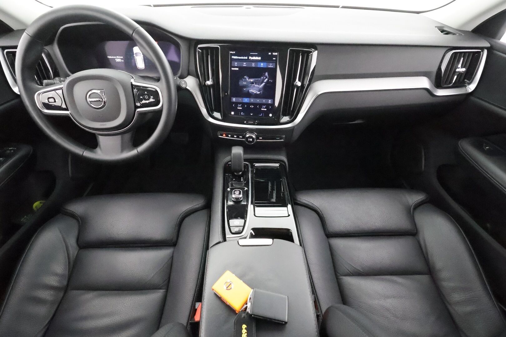 Volvo V60 2023 T6 AWD Long Range Plus Dark aut * ACC / Pilot Assist / Koukku / P.kamera / Muistipenkit / High performance äänentoisto * - 1.Om Suomi-auto / Akku kuntotarkastettu SoH 97,1% / Merkkihuollettu / Kahdet renkaat / Koti & Kauppalaturi 