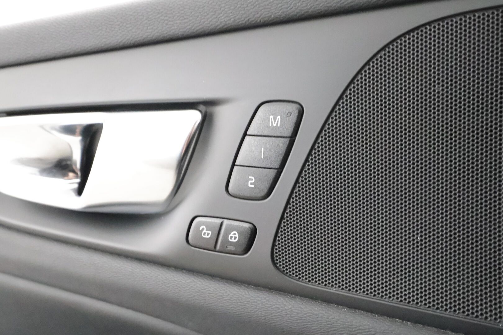 Volvo V60 2023 T6 AWD Long Range Plus Dark aut * ACC / Pilot Assist / Koukku / P.kamera / Muistipenkit / High performance äänentoisto * - 1.Om Suomi-auto / Akku kuntotarkastettu SoH 97,1% / Merkkihuollettu / Kahdet renkaat / Koti & Kauppalaturi 