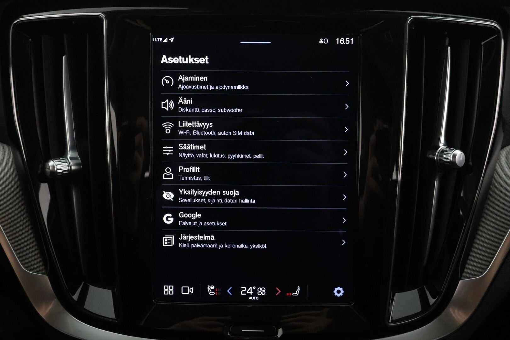 Volvo V60 2023 T6 AWD Long Range Plus Dark aut * ACC / Pilot Assist / Koukku / P.kamera / Muistipenkit / High performance äänentoisto * - 1.Om Suomi-auto / Akku kuntotarkastettu SoH 97,1% / Merkkihuollettu / Kahdet renkaat / Koti & Kauppalaturi 