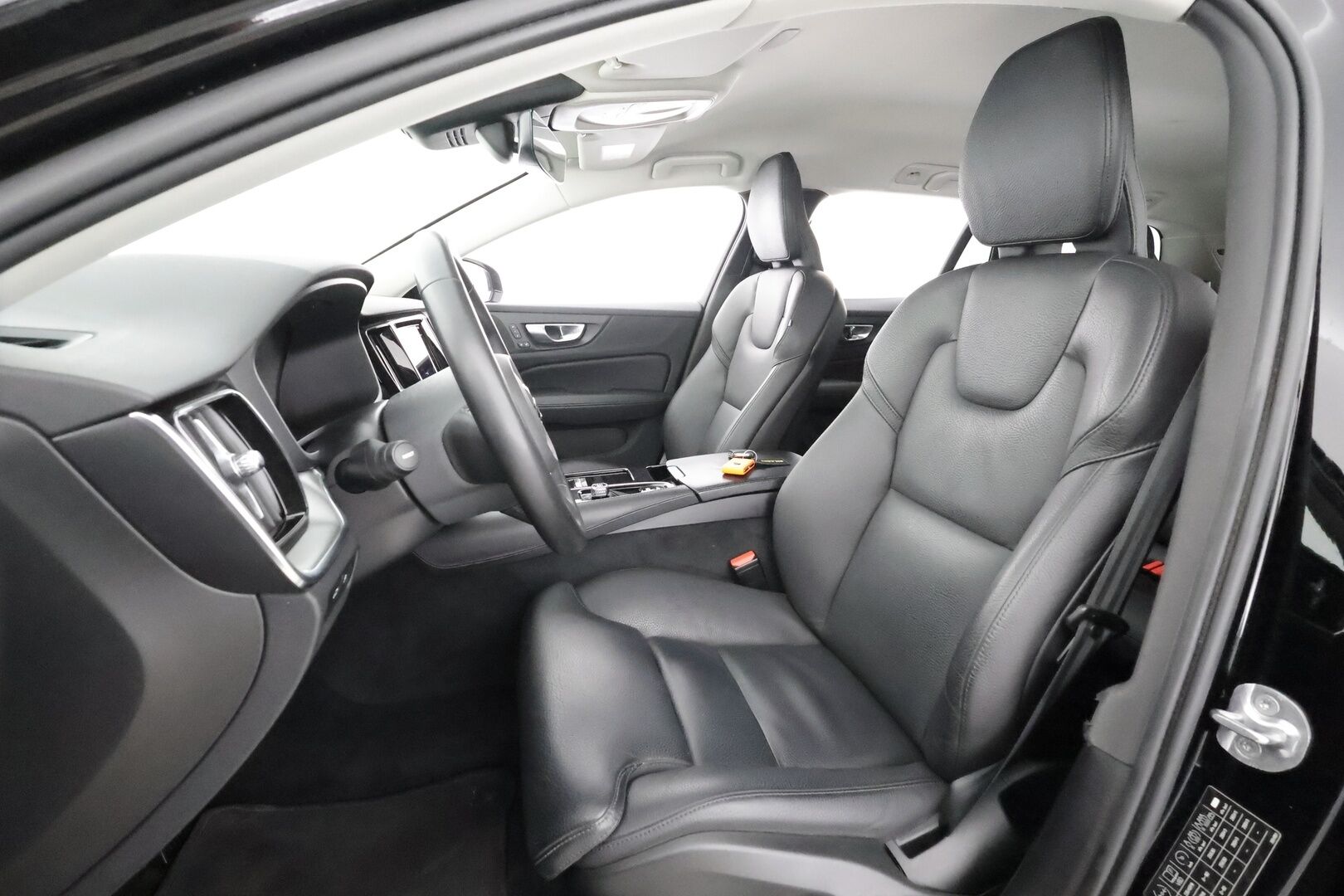 Volvo V60 2023 T6 AWD Long Range Plus Dark aut * ACC / Pilot Assist / Koukku / P.kamera / Muistipenkit / High performance äänentoisto * - 1.Om Suomi-auto / Akku kuntotarkastettu SoH 97,1% / Merkkihuollettu / Kahdet renkaat / Koti & Kauppalaturi 