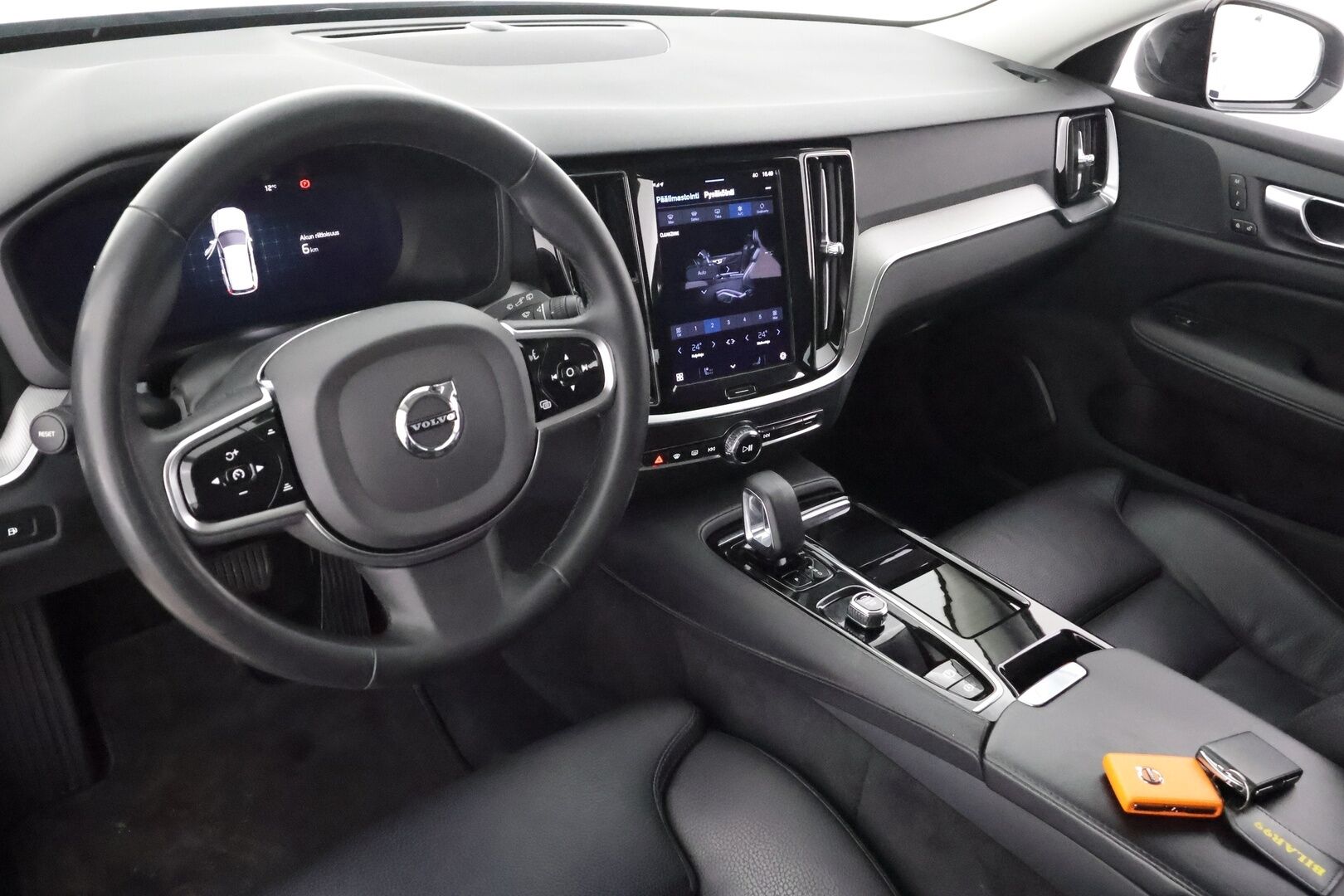 Volvo V60 2023 T6 AWD Long Range Plus Dark aut * ACC / Pilot Assist / Koukku / P.kamera / Muistipenkit / High performance äänentoisto * - 1.Om Suomi-auto / Akku kuntotarkastettu SoH 97,1% / Merkkihuollettu / Kahdet renkaat / Koti & Kauppalaturi 