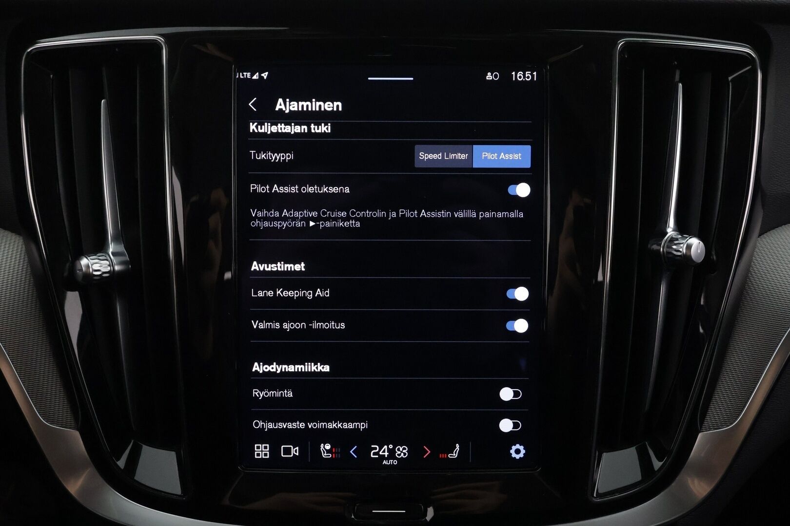 Volvo V60 2023 T6 AWD Long Range Plus Dark aut * ACC / Pilot Assist / Koukku / P.kamera / Muistipenkit / High performance äänentoisto * - 1.Om Suomi-auto / Akku kuntotarkastettu SoH 97,1% / Merkkihuollettu / Kahdet renkaat / Koti & Kauppalaturi 