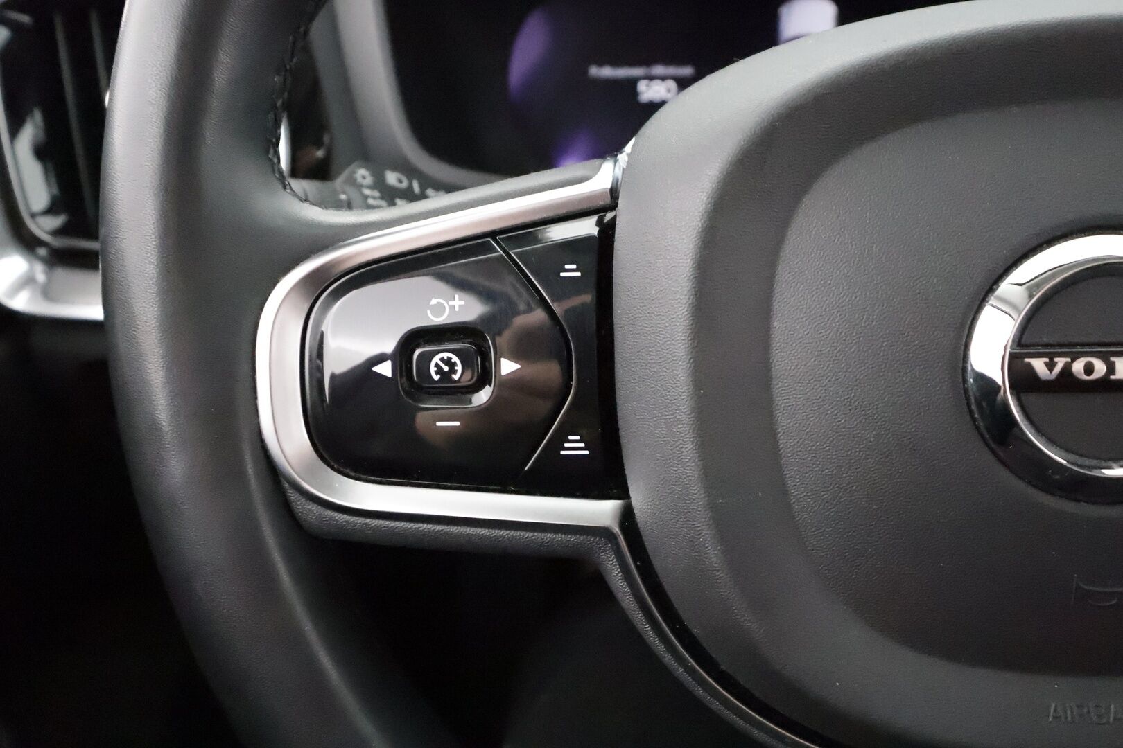 Volvo V60 2023 T6 AWD Long Range Plus Dark aut * ACC / Pilot Assist / Koukku / P.kamera / Muistipenkit / High performance äänentoisto * - 1.Om Suomi-auto / Akku kuntotarkastettu SoH 97,1% / Merkkihuollettu / Kahdet renkaat / Koti & Kauppalaturi 