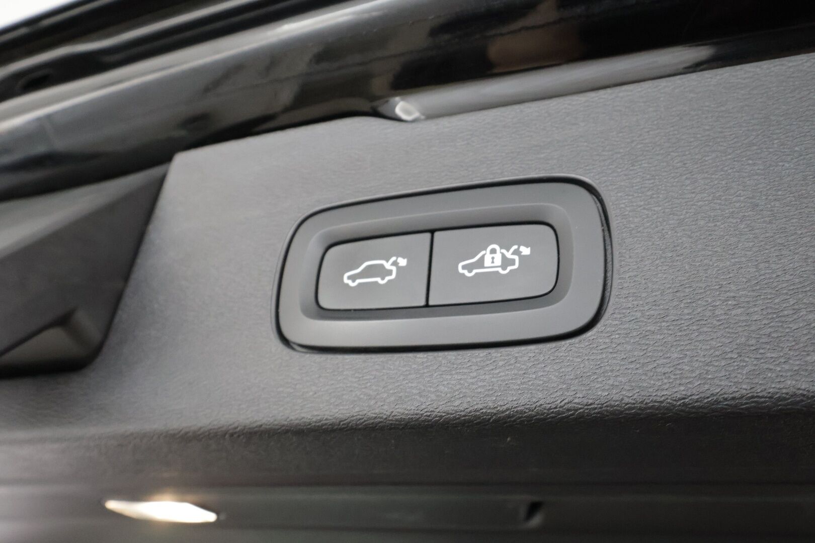 Volvo V60 2023 T6 AWD Long Range Plus Dark aut * ACC / Pilot Assist / Koukku / P.kamera / Muistipenkit / High performance äänentoisto * - 1.Om Suomi-auto / Akku kuntotarkastettu SoH 97,1% / Merkkihuollettu / Kahdet renkaat / Koti & Kauppalaturi 