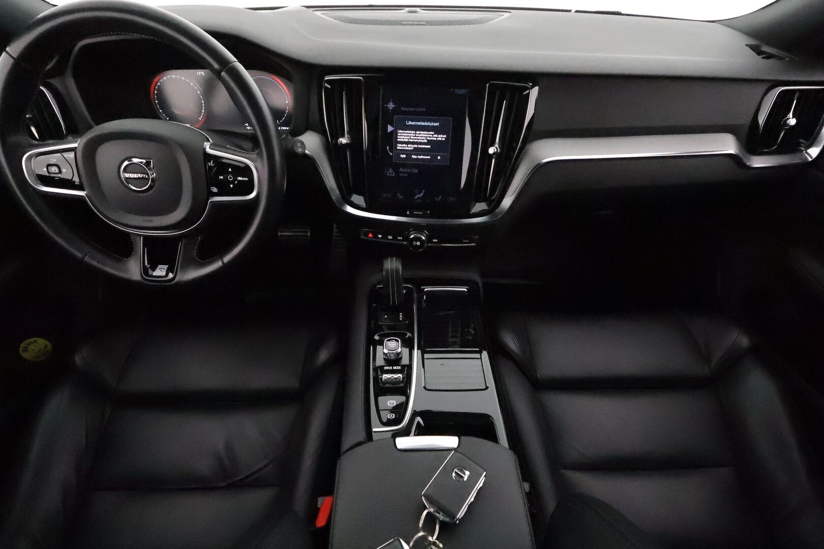 Volvo V60 2020 T8 TwE AWD R-Design aut **Adapt.vakkari / HUD / Panorama / H&K / Muistipenkit / Sporttinahat / Full LED / 360°** - Merkkihuollettu / Kahdet renkaat aluvanteilla / Penkinlämmittimet takana / Ratinlämmitin / Webasto / BLIS / Hyvät varusteet!