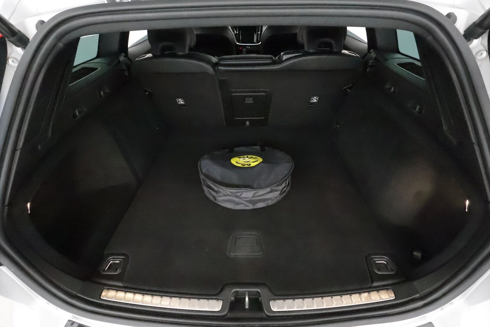 Volvo V60 2020 T8 TwE AWD R-Design aut **Adapt.vakkari / HUD / Panorama / H&K / Muistipenkit / Sporttinahat / Full LED / 360°** - Merkkihuollettu / Kahdet renkaat aluvanteilla / Penkinlämmittimet takana / Ratinlämmitin / Webasto / BLIS / Hyvät varusteet!