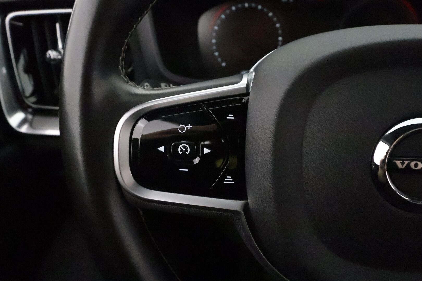 Volvo V60 2020 T8 TwE AWD R-Design aut **Adapt.vakkari / HUD / Panorama / H&K / Muistipenkit / Sporttinahat / Full LED / 360°** - Merkkihuollettu / Kahdet renkaat aluvanteilla / Penkinlämmittimet takana / Ratinlämmitin / Webasto / BLIS / Hyvät varusteet!