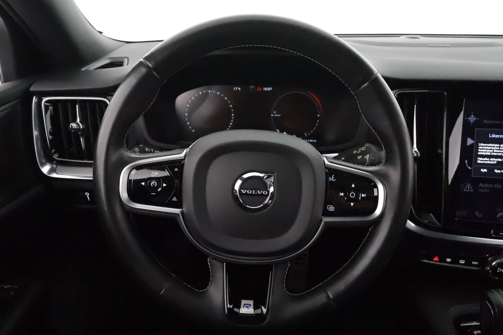 Volvo V60 2020 T8 TwE AWD R-Design aut **Adapt.vakkari / HUD / Panorama / H&K / Muistipenkit / Sporttinahat / Full LED / 360°** - Merkkihuollettu / Kahdet renkaat aluvanteilla / Penkinlämmittimet takana / Ratinlämmitin / Webasto / BLIS / Hyvät varusteet!