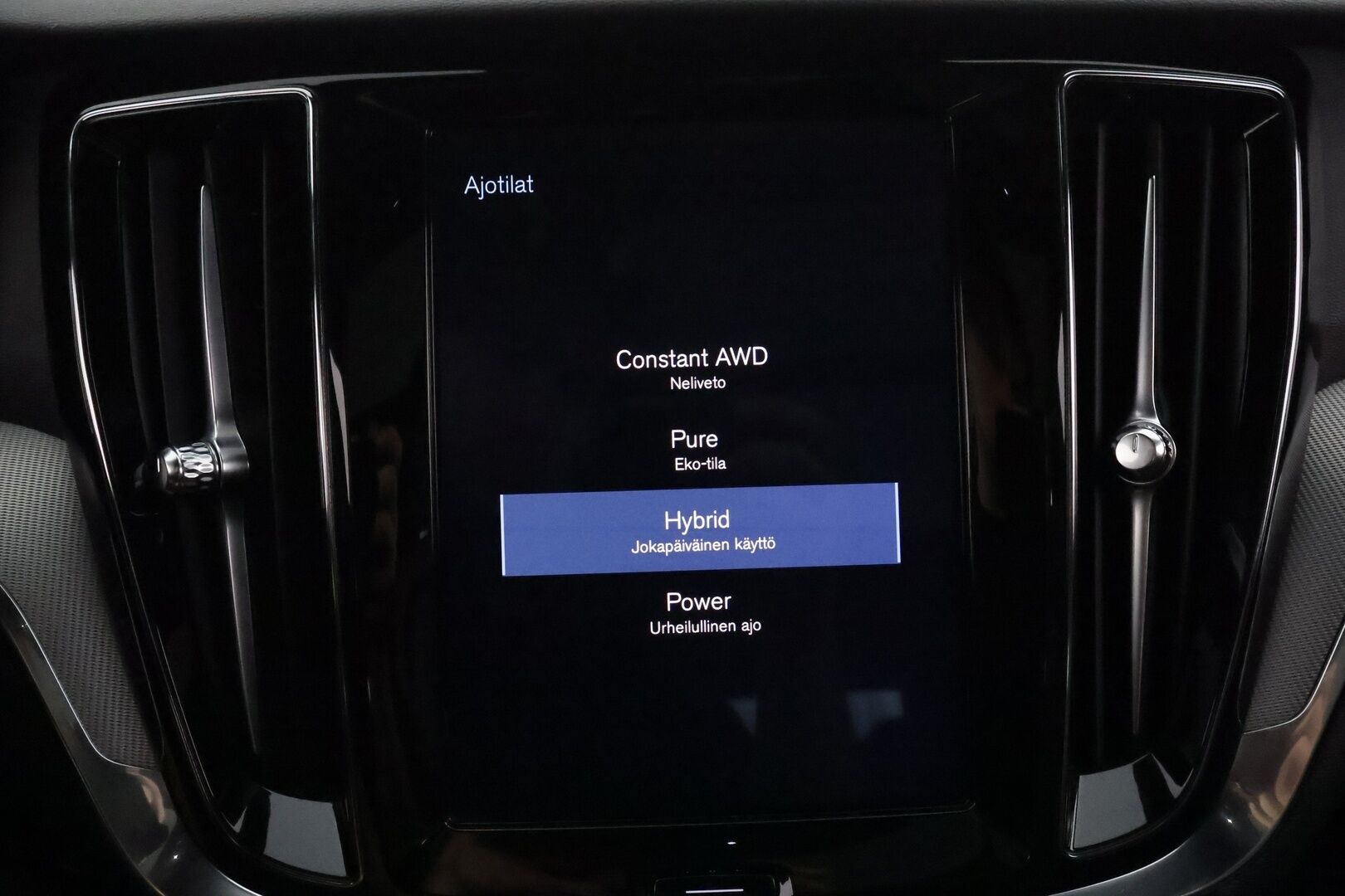 Volvo V60 2020 T8 TwE AWD R-Design aut **Adapt.vakkari / HUD / Panorama / H&K / Muistipenkit / Sporttinahat / Full LED / 360°** - Merkkihuollettu / Kahdet renkaat aluvanteilla / Penkinlämmittimet takana / Ratinlämmitin / Webasto / BLIS / Hyvät varusteet!