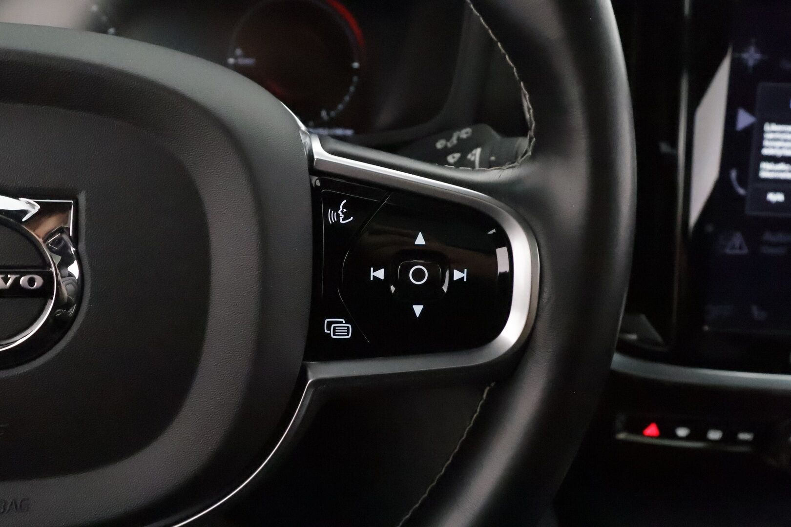 Volvo V60 2020 T8 TwE AWD R-Design aut **Adapt.vakkari / HUD / Panorama / H&K / Muistipenkit / Sporttinahat / Full LED / 360°** - Merkkihuollettu / Kahdet renkaat aluvanteilla / Penkinlämmittimet takana / Ratinlämmitin / Webasto / BLIS / Hyvät varusteet!