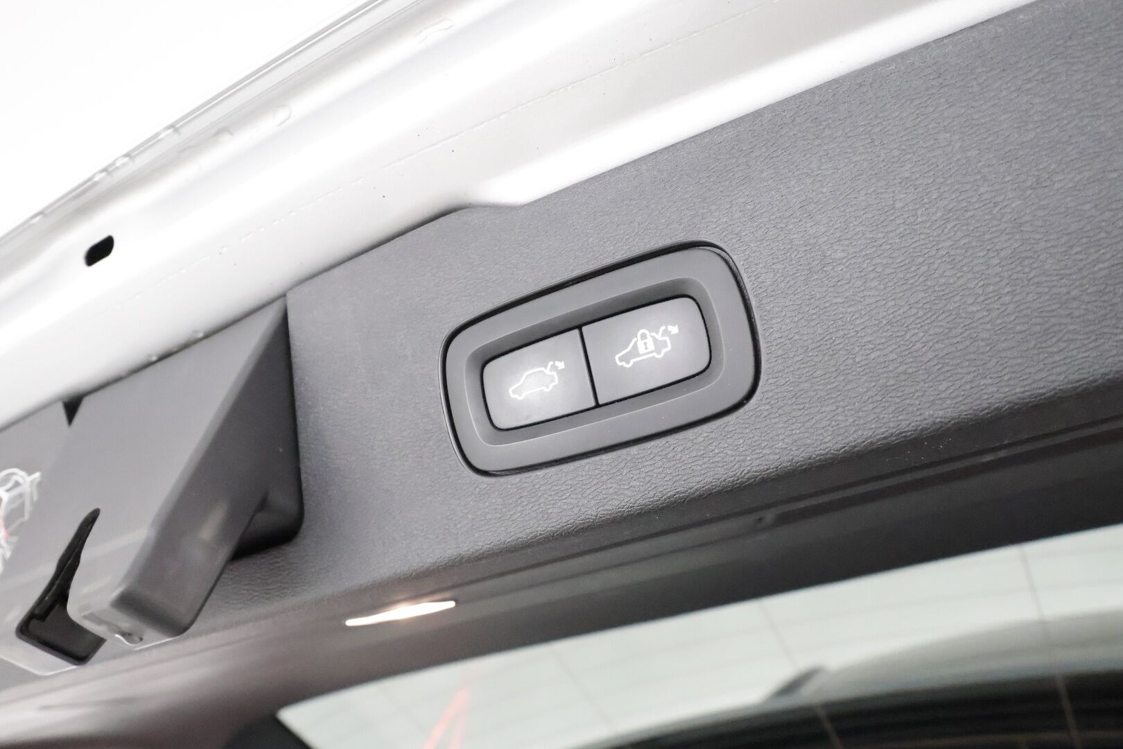 Volvo V60 2020 T8 TwE AWD R-Design aut **Adapt.vakkari / HUD / Panorama / H&K / Muistipenkit / Sporttinahat / Full LED / 360°** - Merkkihuollettu / Kahdet renkaat aluvanteilla / Penkinlämmittimet takana / Ratinlämmitin / Webasto / BLIS / Hyvät varusteet!