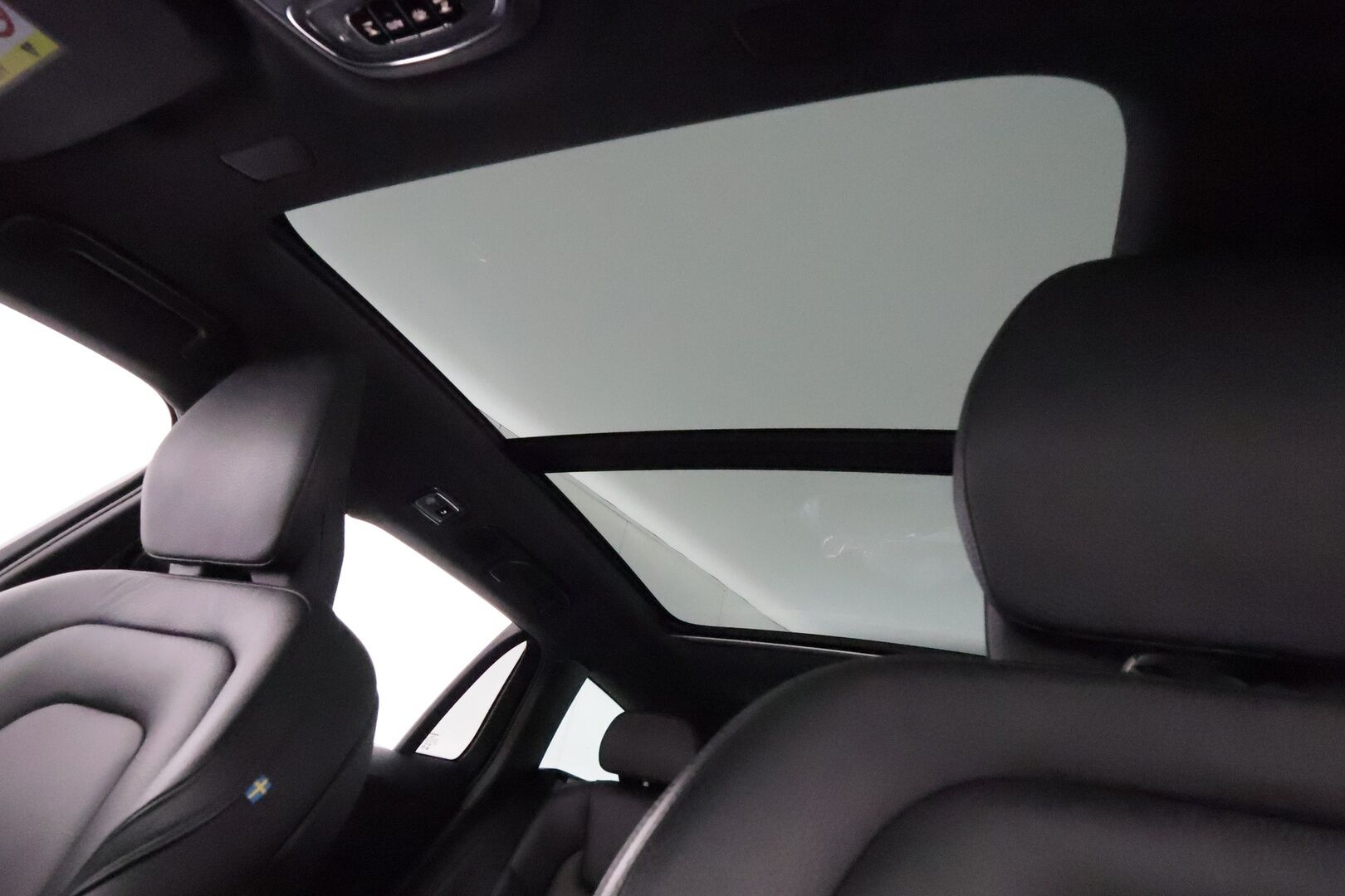 Volvo V60 2020 T8 TwE AWD R-Design aut **Adapt.vakkari / HUD / Panorama / H&K / Muistipenkit / Sporttinahat / Full LED / 360°** - Merkkihuollettu / Kahdet renkaat aluvanteilla / Penkinlämmittimet takana / Ratinlämmitin / Webasto / BLIS / Hyvät varusteet!
