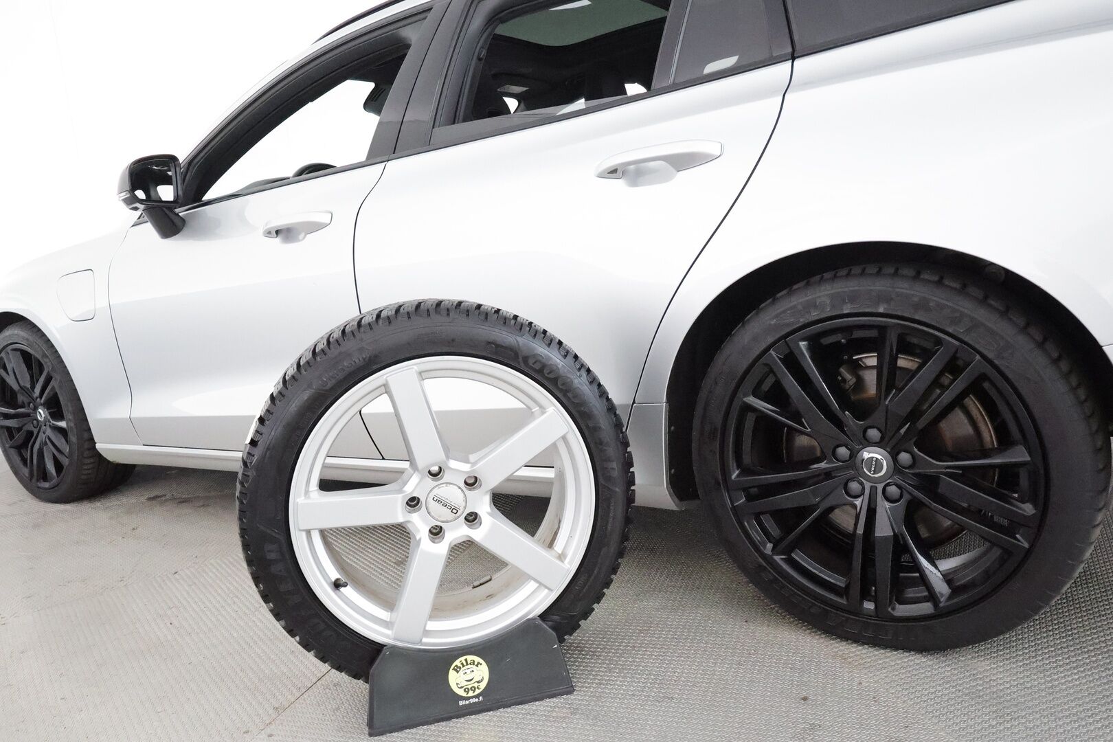 Volvo V60 2020 T8 TwE AWD R-Design aut **Adapt.vakkari / HUD / Panorama / H&K / Muistipenkit / Sporttinahat / Full LED / 360°** - Merkkihuollettu / Kahdet renkaat aluvanteilla / Penkinlämmittimet takana / Ratinlämmitin / Webasto / BLIS / Hyvät varusteet!