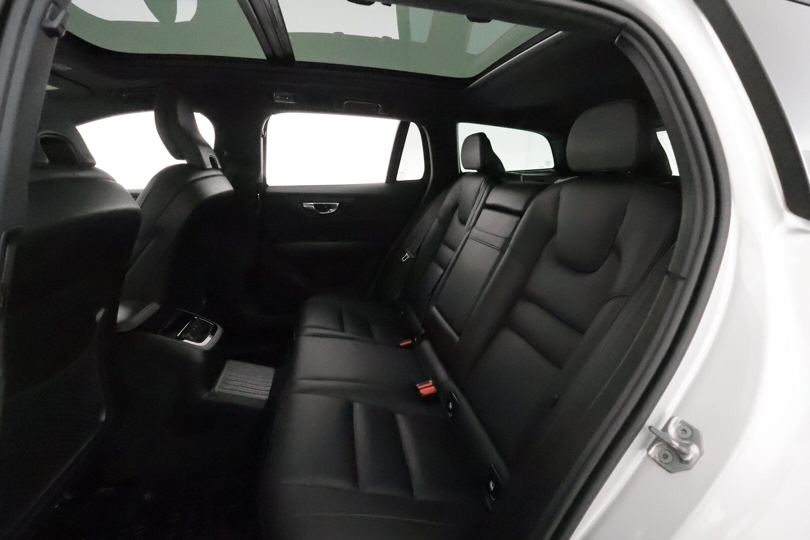 Volvo V60 2020 T8 TwE AWD R-Design aut **Adapt.vakkari / HUD / Panorama / H&K / Muistipenkit / Sporttinahat / Full LED / 360°** - Merkkihuollettu / Kahdet renkaat aluvanteilla / Penkinlämmittimet takana / Ratinlämmitin / Webasto / BLIS / Hyvät varusteet!