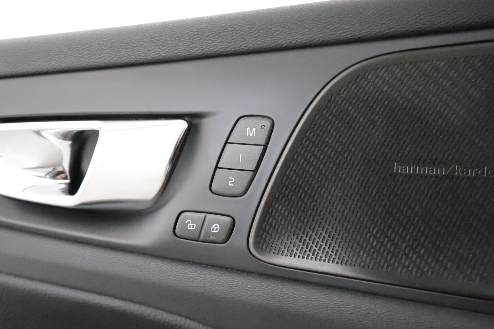 Volvo V60 2020 T8 TwE AWD R-Design aut **Adapt.vakkari / HUD / Panorama / H&K / Muistipenkit / Sporttinahat / Full LED / 360°** - Merkkihuollettu / Kahdet renkaat aluvanteilla / Penkinlämmittimet takana / Ratinlämmitin / Webasto / BLIS / Hyvät varusteet!
