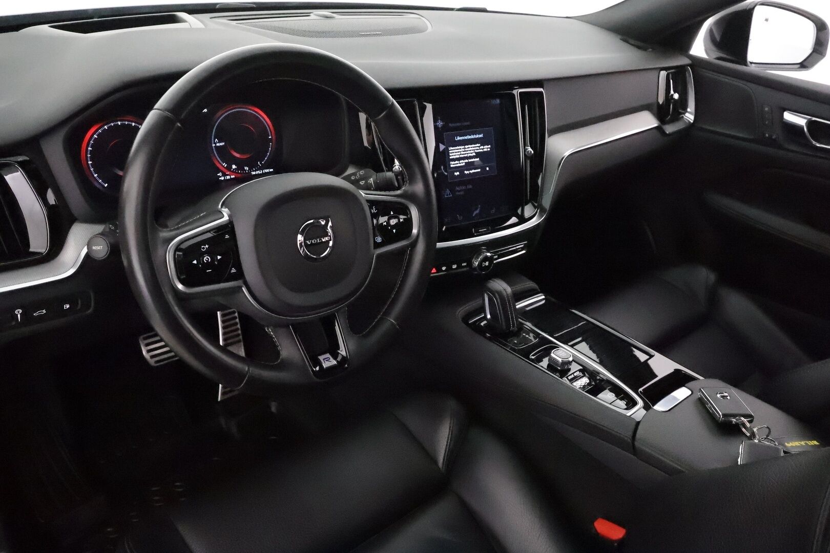 Volvo V60 2020 T8 TwE AWD R-Design aut **Adapt.vakkari / HUD / Panorama / H&K / Muistipenkit / Sporttinahat / Full LED / 360°** - Merkkihuollettu / Kahdet renkaat aluvanteilla / Penkinlämmittimet takana / Ratinlämmitin / Webasto / BLIS / Hyvät varusteet!