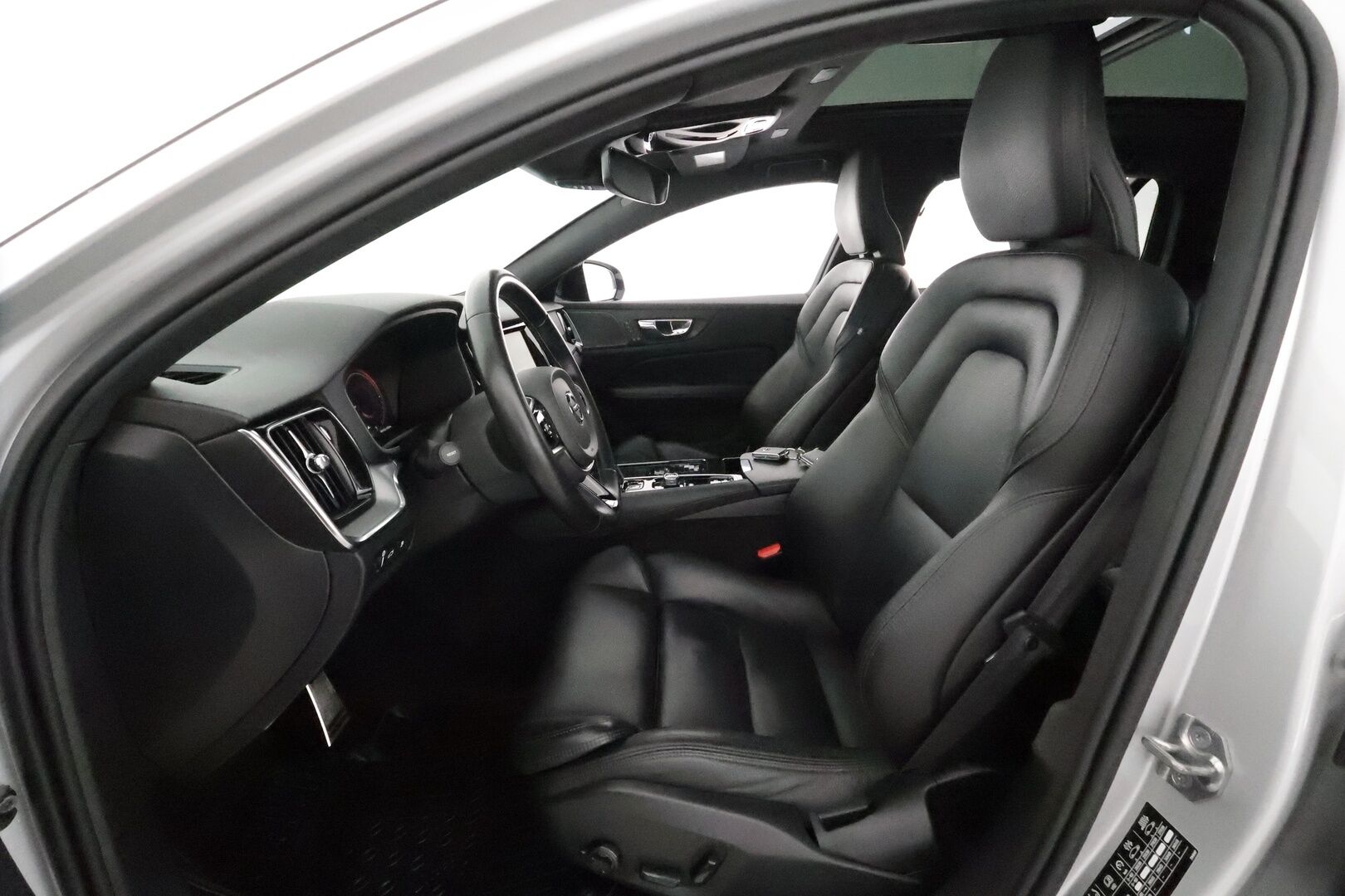 Volvo V60 2020 T8 TwE AWD R-Design aut **Adapt.vakkari / HUD / Panorama / H&K / Muistipenkit / Sporttinahat / Full LED / 360°** - Merkkihuollettu / Kahdet renkaat aluvanteilla / Penkinlämmittimet takana / Ratinlämmitin / Webasto / BLIS / Hyvät varusteet!