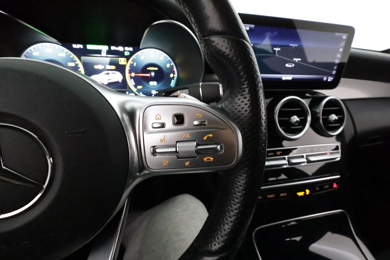 Mercedes-Benz C 2020 300 de T A Business AMG Edition EQ Power *Distronic+ / Multibeam / Burmester / P-Kamera / Koukku / Sportpenkit / Navi* - 2x Latauskaapelit / Kahdet Renkaat