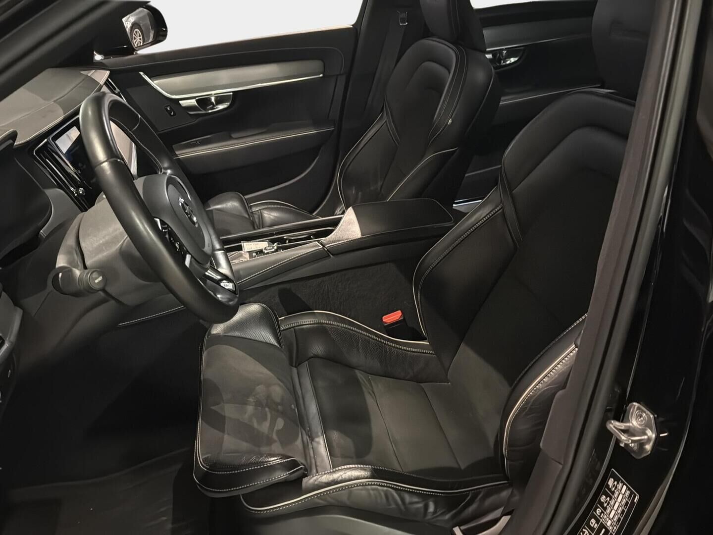 Volvo V90 2020 D3 R-Design aut *ACC / VOC / Webasto / Koukku / Muistipenkki* - Kahdet renkaat Volvon aluilla / Jakopää tehty / Särmät huollot! - Osta nyt, maksa vasta ensi vuonna