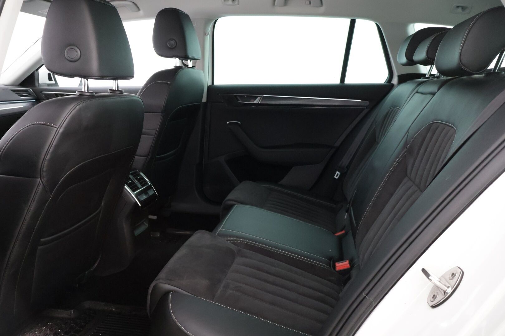 Skoda Superb 2020 Combi 1,4 TSI PHEV Style iV DSG Autom. * Adap.vakkari / Digimittaristo / Koukku / HiFit / Peruutuskamera / Lämmitin * - * Siistikuntoinen / Hyvät varusteet / Akku kuntotarkastettu / Särmät huollot * - HULLU BLACKWEEK KORKOTARJOUS 2,49%