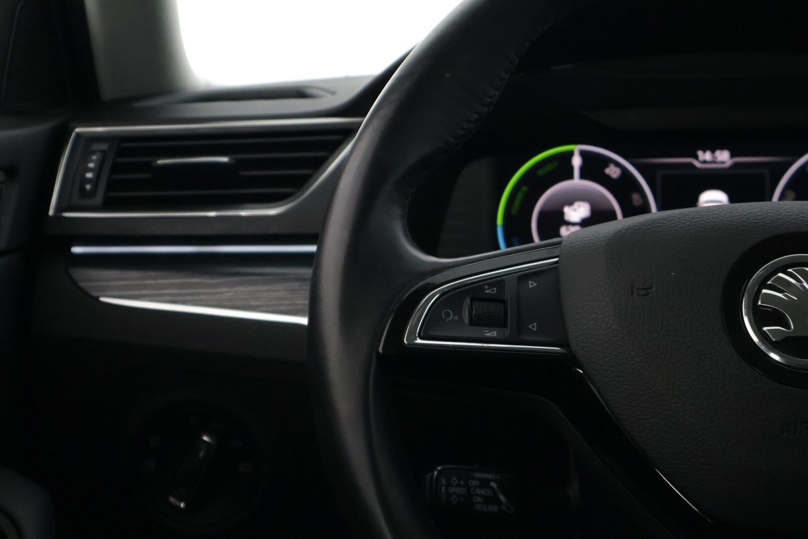 Skoda Superb 2020 Combi 1,4 TSI PHEV Style iV DSG Autom. * Adap.vakkari / Digimittaristo / Koukku / HiFit / Peruutuskamera / Lämmitin * - * Siistikuntoinen / Hyvät varusteet / Akku kuntotarkastettu / Särmät huollot * - HULLU BLACKWEEK KORKOTARJOUS 2,49%