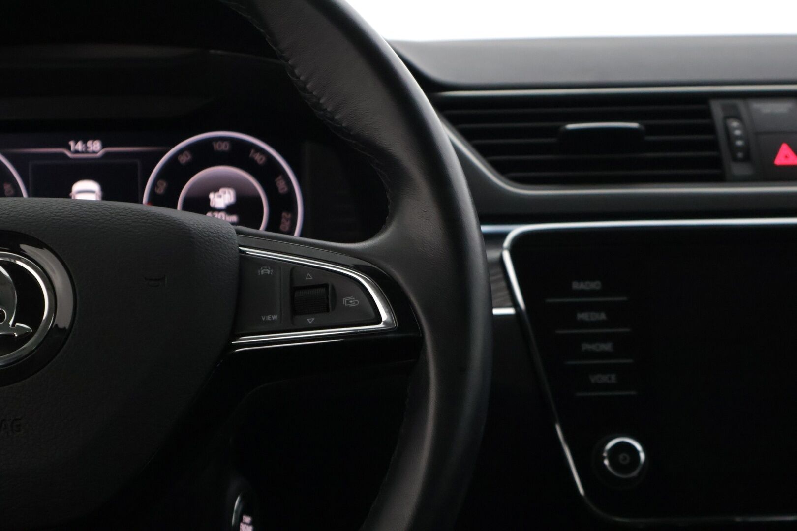 Skoda Superb 2020 Combi 1,4 TSI PHEV Style iV DSG Autom. * Adap.vakkari / Digimittaristo / Koukku / HiFit / Peruutuskamera / Lämmitin * - * Siistikuntoinen / Hyvät varusteet / Akku kuntotarkastettu / Särmät huollot * - HULLU BLACKWEEK KORKOTARJOUS 2,49%