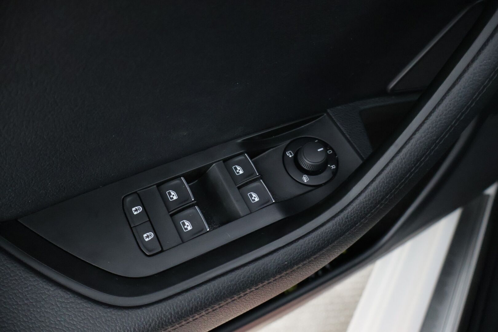 Skoda Superb 2020 Combi 1,4 TSI PHEV Style iV DSG Autom. * Adap.vakkari / Digimittaristo / Koukku / HiFit / Peruutuskamera / Lämmitin * - * Siistikuntoinen / Hyvät varusteet / Akku kuntotarkastettu / Särmät huollot * - HULLU BLACKWEEK KORKOTARJOUS 2,49%