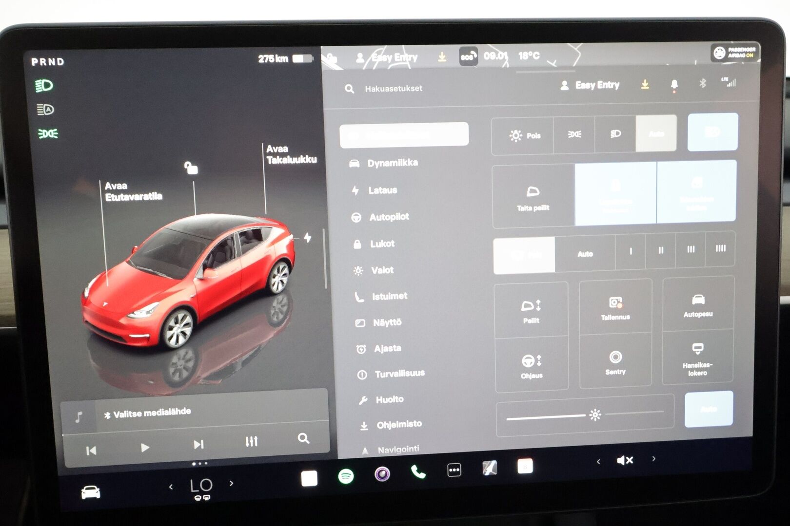 Tesla Model Y 2023 Long Range **Lämpöpumppu / Lasikatto / Matrix-LED / Adapt.Vakkari / P.Kamera / Muistipenkki / Navi / Keyless** - 3,99 % KORKOTARJOUS TÄHÄN AUTOON - 1-om Suomi-auto / 2x Latauskaapelit / Kahdet Renkaat