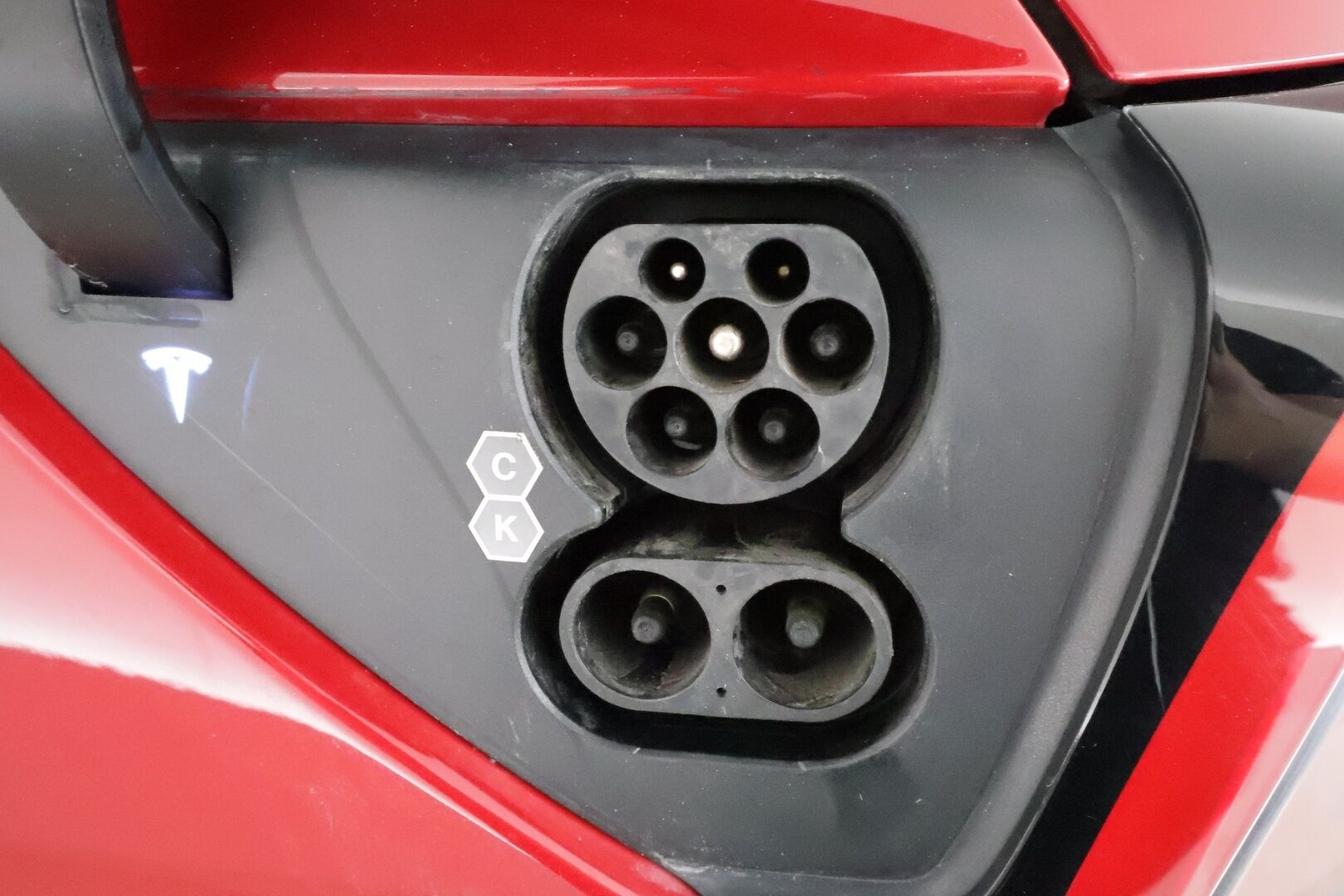 Tesla Model Y 2023 Long Range **Lämpöpumppu / Lasikatto / Matrix-LED / Adapt.Vakkari / P.Kamera / Muistipenkki / Navi / Keyless** - 3,99 % KORKOTARJOUS TÄHÄN AUTOON - 1-om Suomi-auto / 2x Latauskaapelit / Kahdet Renkaat