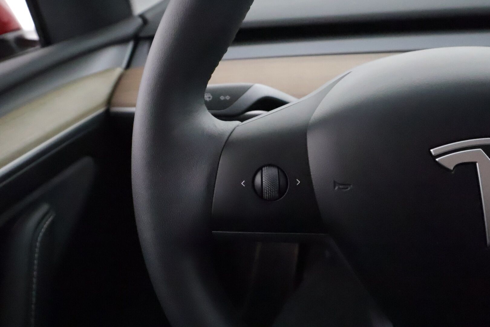 Tesla Model Y 2023 Long Range **Lämpöpumppu / Lasikatto / Matrix-LED / Adapt.Vakkari / P.Kamera / Muistipenkki / Navi / Keyless** - 3,99 % KORKOTARJOUS TÄHÄN AUTOON - 1-om Suomi-auto / 2x Latauskaapelit / Kahdet Renkaat