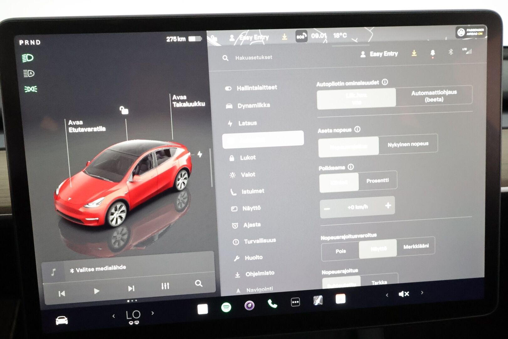 Tesla Model Y 2023 Long Range **Lämpöpumppu / Lasikatto / Matrix-LED / Adapt.Vakkari / P.Kamera / Muistipenkki / Navi / Keyless** - 3,99 % KORKOTARJOUS TÄHÄN AUTOON - 1-om Suomi-auto / 2x Latauskaapelit / Kahdet Renkaat