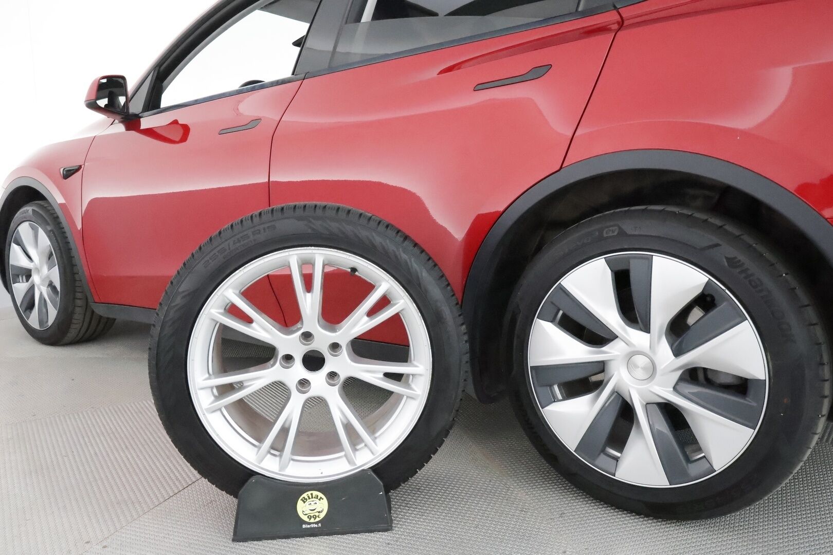 Tesla Model Y 2023 Long Range **Lämpöpumppu / Lasikatto / Matrix-LED / Adapt.Vakkari / P.Kamera / Muistipenkki / Navi / Keyless** - 3,99 % KORKOTARJOUS TÄHÄN AUTOON - 1-om Suomi-auto / 2x Latauskaapelit / Kahdet Renkaat