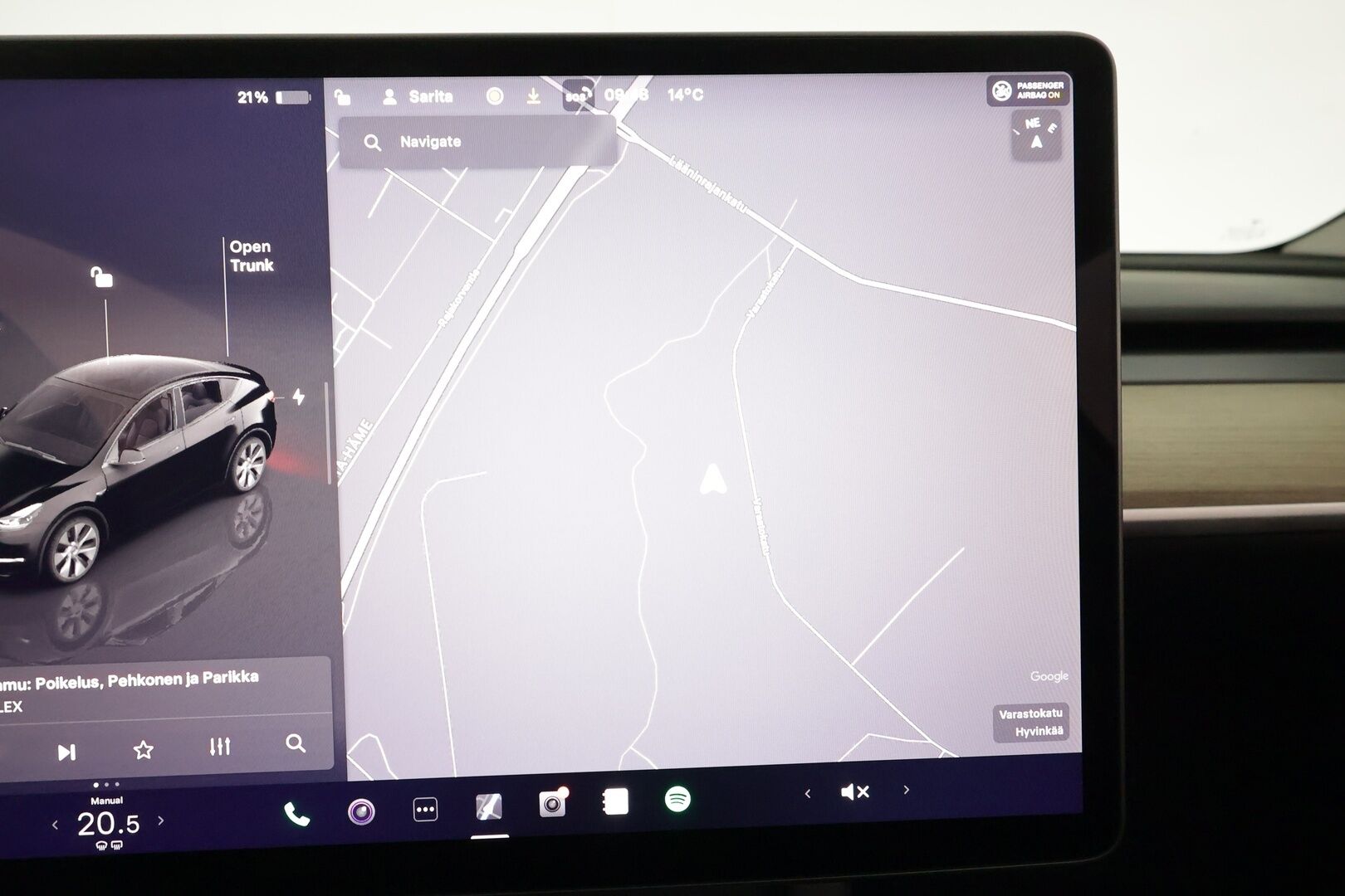 Tesla Model Y 2023 Long Range **1.Om Suomi-auto / Lasikatto / Adapt.vakkari / Koukku / Lämpöpumppu / Matrix-LED / Navi / Kaistavahti** - 3,99 % KORKOTARJOUS TÄHÄN AUTOON - Akku kuntotarkastettu / Premium Audio / KeylessGO / 2x Renkaat