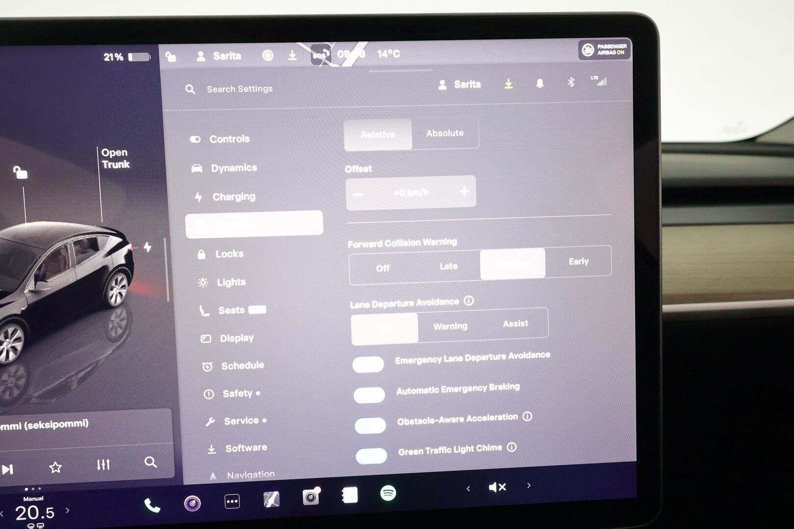 Tesla Model Y 2023 Long Range **1.Om Suomi-auto / Lasikatto / Adapt.vakkari / Koukku / Lämpöpumppu / Matrix-LED / Navi / Kaistavahti** - 3,99 % KORKOTARJOUS TÄHÄN AUTOON - Akku kuntotarkastettu / Premium Audio / KeylessGO / 2x Renkaat