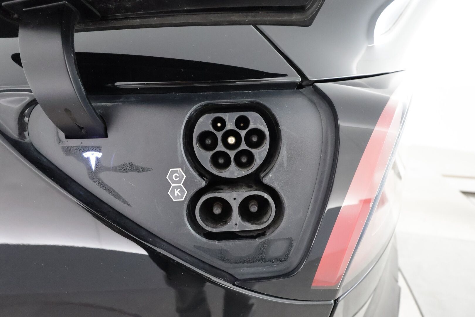 Tesla Model Y 2023 Long Range - 3,99 % KORKOTARJOUS TÄHÄN AUTOON - ALV / 1.Om Suomi-auto / Koukku / Lämpöpumppu / Matrix-LED / Premium Audio / Lasikatto / 2x vanteet / Juuri tullut Tampereelle!