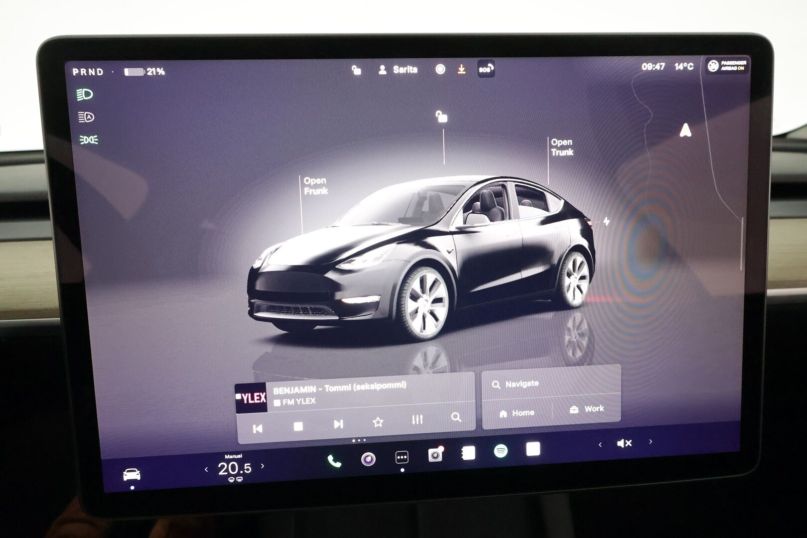 Tesla Model Y 2023 Long Range **1.Om Suomi-auto / Lasikatto / Adapt.vakkari / Koukku / Lämpöpumppu / Matrix-LED / Navi / Kaistavahti** - 3,99 % KORKOTARJOUS TÄHÄN AUTOON - Akku kuntotarkastettu / Premium Audio / KeylessGO / 2x Renkaat