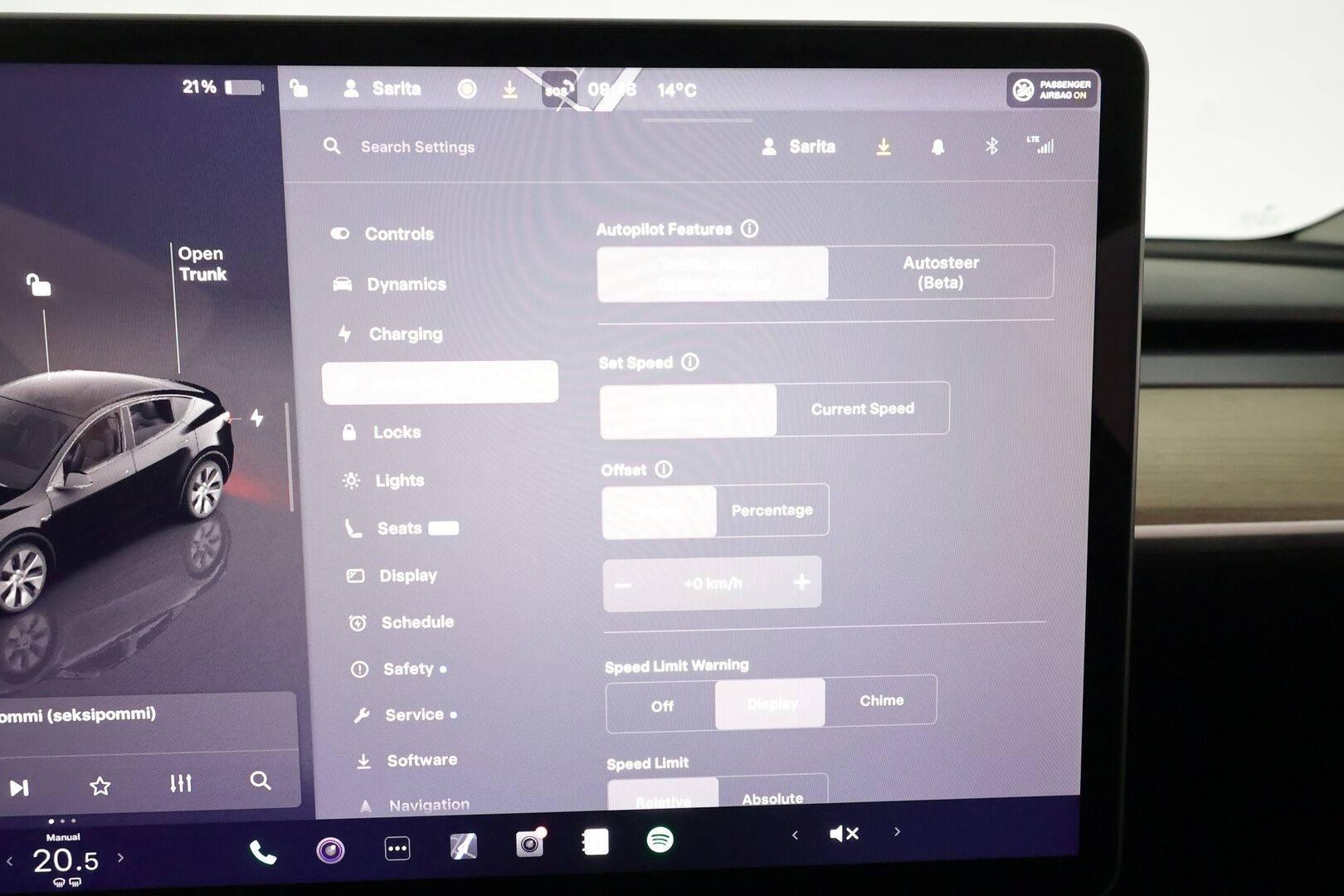 Tesla Model Y 2023 Long Range **1.Om Suomi-auto / Lasikatto / Adapt.vakkari / Koukku / Lämpöpumppu / Matrix-LED / Navi / Kaistavahti** - 3,99 % KORKOTARJOUS TÄHÄN AUTOON - Akku kuntotarkastettu / Premium Audio / KeylessGO / 2x Renkaat