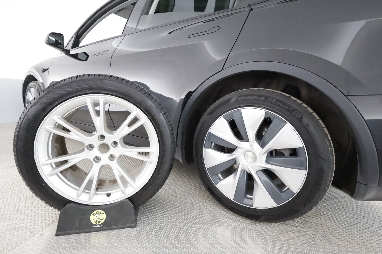 Tesla Model Y 2023 Long Range **1.Om Suomi-auto / Lasikatto / Adapt.vakkari / Koukku / Lämpöpumppu / Matrix-LED / Navi / Kaistavahti** - 3,99 % KORKOTARJOUS TÄHÄN AUTOON - Akku kuntotarkastettu / Premium Audio / KeylessGO / 2x Renkaat