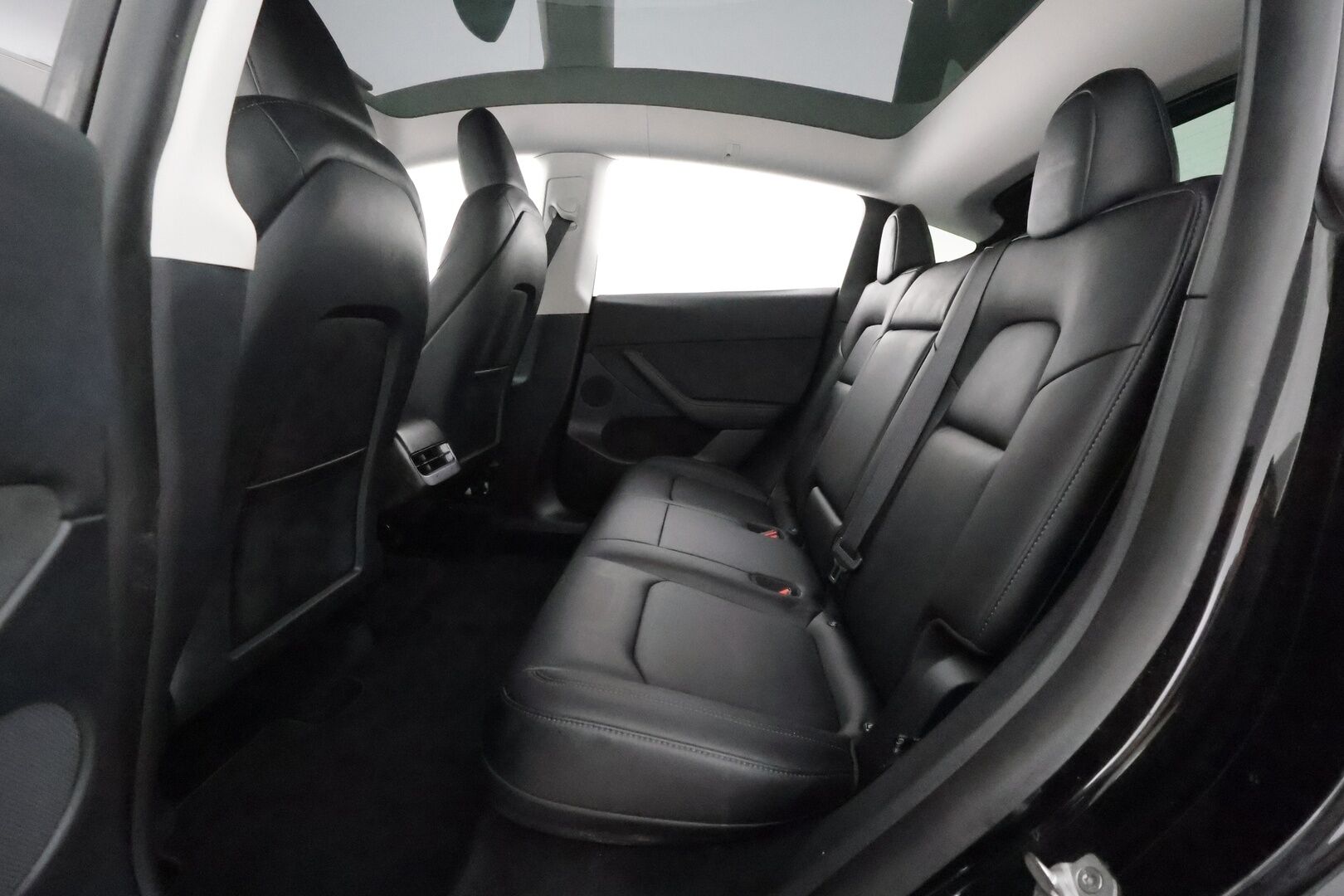 Tesla Model Y 2023 Long Range **1.Om Suomi-auto / Lasikatto / Adapt.vakkari / Koukku / Lämpöpumppu / Matrix-LED / Navi / Kaistavahti** - 3,99 % KORKOTARJOUS TÄHÄN AUTOON - Akku kuntotarkastettu / Premium Audio / KeylessGO / 2x Renkaat