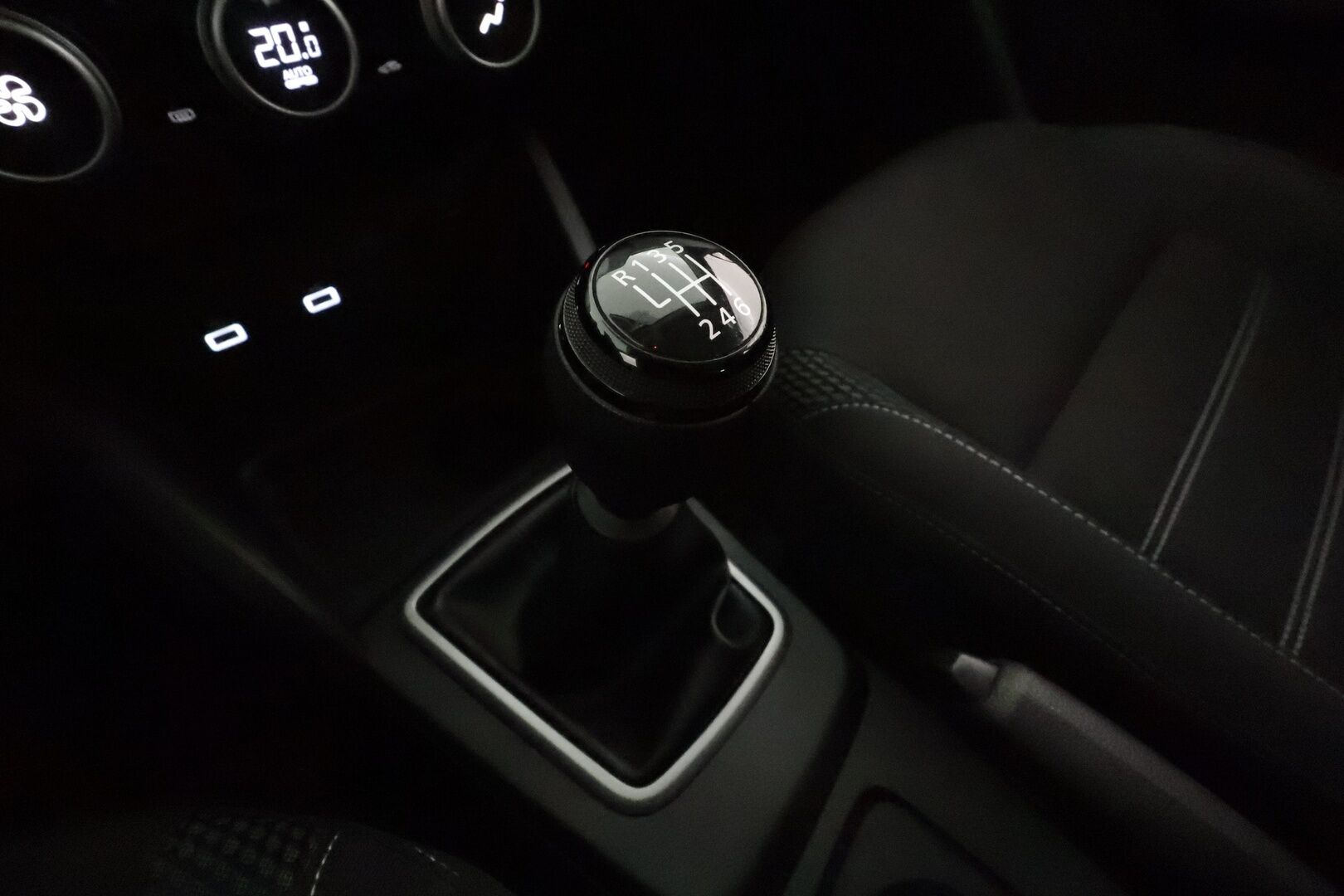 Dacia Duster 2023 Blue dCi 115 4x4 Journey **Vakkari / P.kamera / Koukku / Navi / Apple&Android / Lohkolämmitin** - 1.Om Suomi-auto / Merkkihuollettu / Kahdet renkaat aluvanteilla / 180.kamera