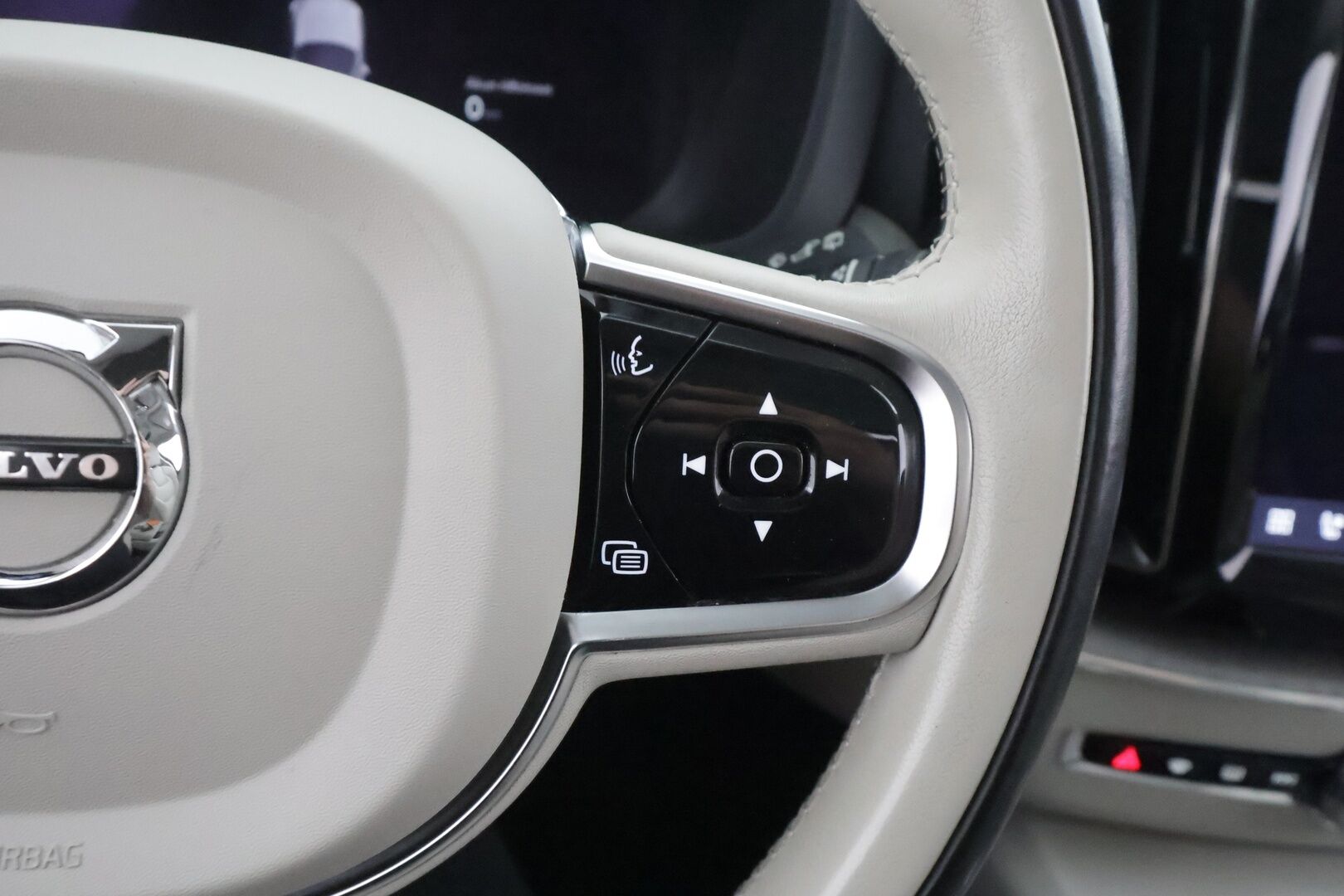 Volvo XC60 2023 T8 AWD Long Range High Performance Plus Dark aut - | Pilot assist | Webasto | Koukku | Muistipenkit | Full-LED | High Performance audio | Sporttinahat | P.Kamera | Keyless | Apple&Android | 1.Om Suomi-auto | Kahdet Renkaat | Merkkihuollettu |