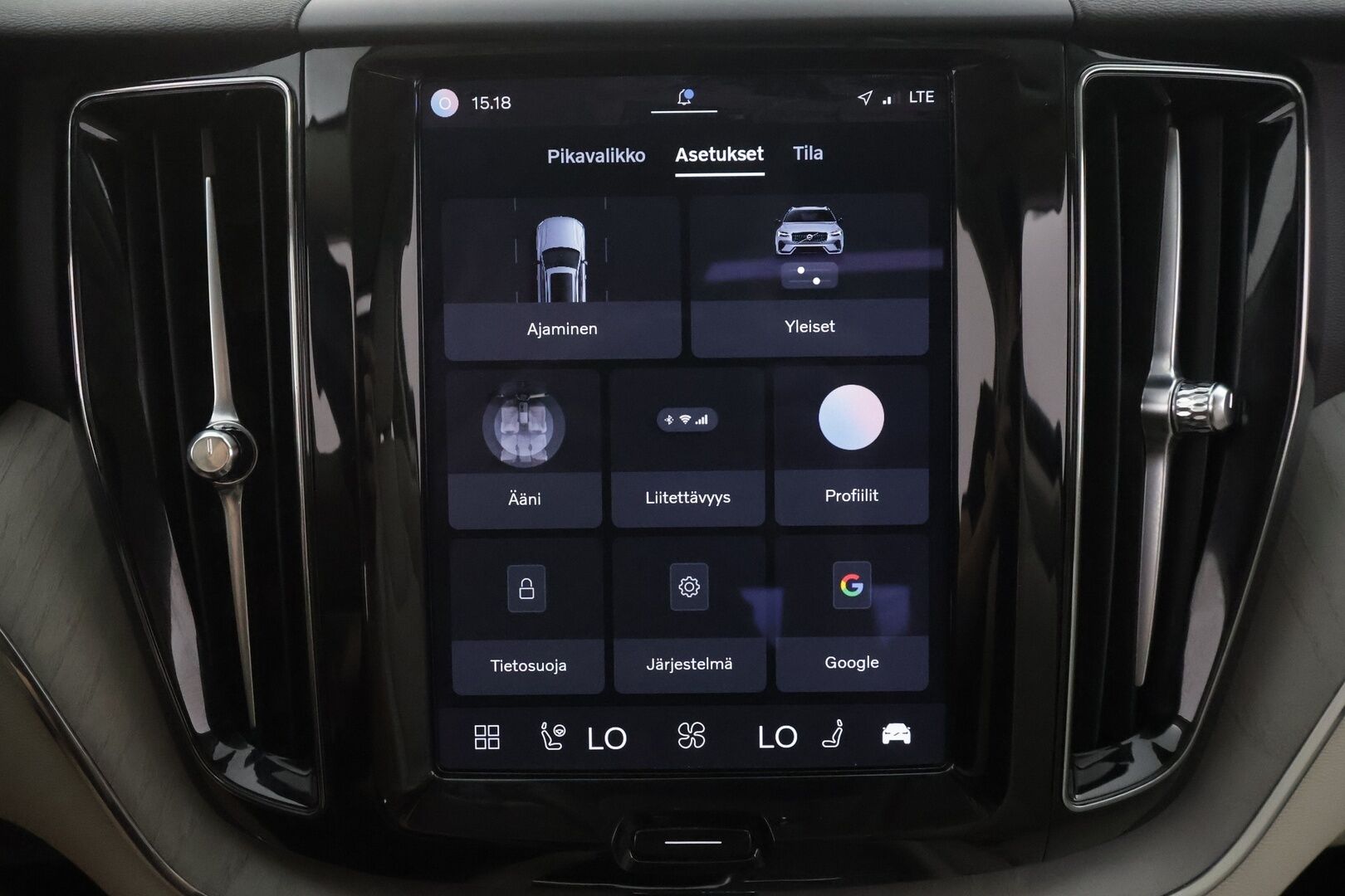 Volvo XC60 2023 T8 AWD Long Range High Performance Plus Dark aut - | Pilot assist | Webasto | Koukku | Muistipenkit | Full-LED | High Performance audio | Sporttinahat | P.Kamera | Keyless | Apple&Android | 1.Om Suomi-auto | Kahdet Renkaat | Merkkihuollettu |