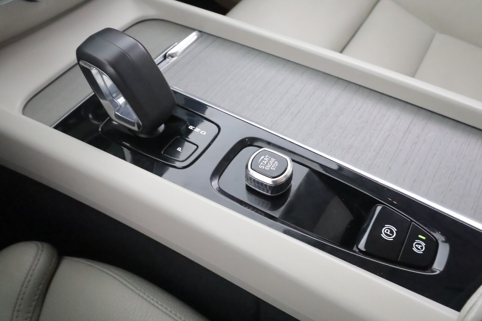 Volvo XC60 2023 T8 AWD Long Range High Performance Plus Dark aut - | Pilot assist | Webasto | Koukku | Muistipenkit | Full-LED | High Performance audio | Sporttinahat | P.Kamera | Keyless | Apple&Android | 1.Om Suomi-auto | Kahdet Renkaat | Merkkihuollettu |