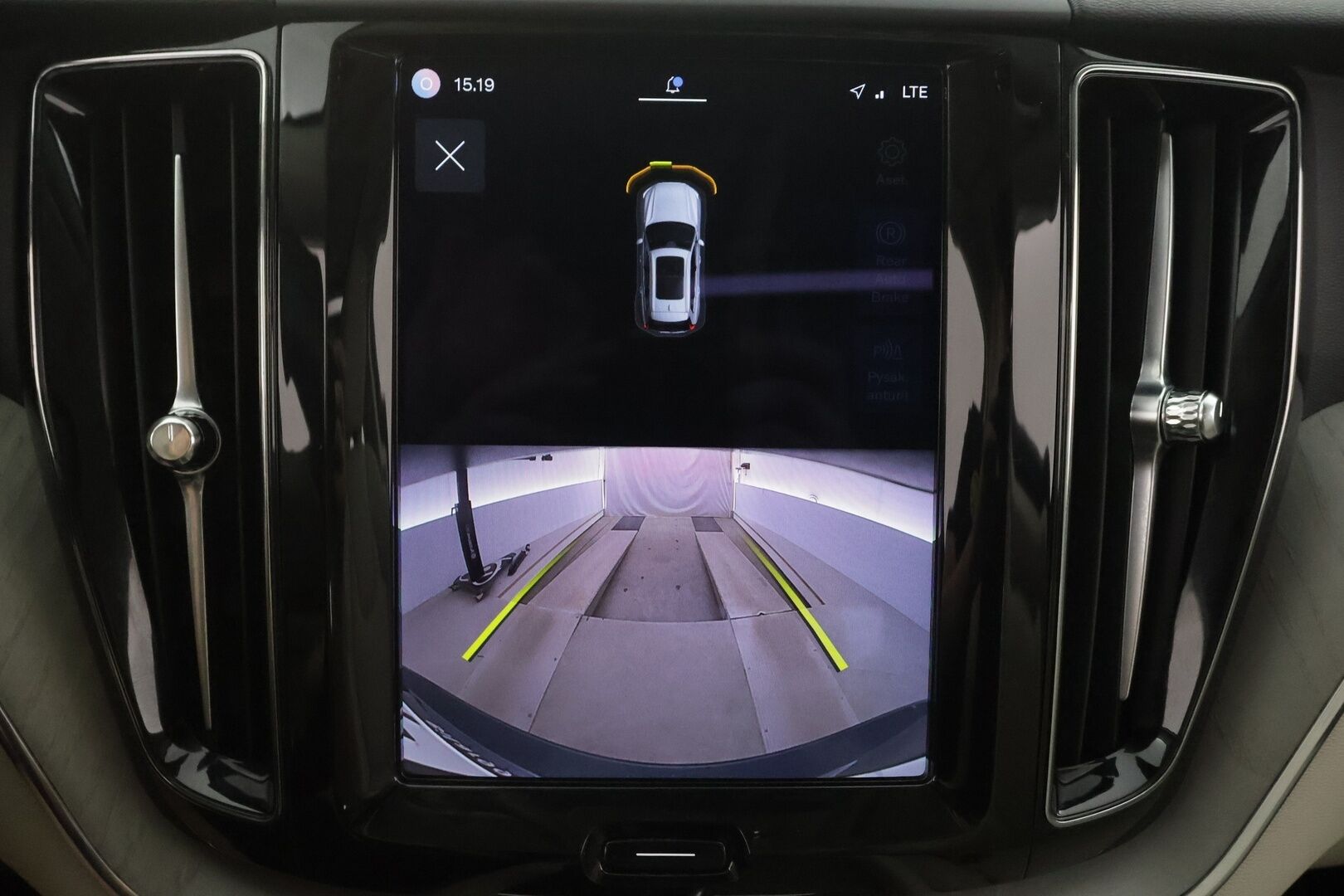 Volvo XC60 2023 T8 AWD Long Range High Performance Plus Dark aut - | Pilot assist | Webasto | Koukku | Muistipenkit | Full-LED | High Performance audio | Sporttinahat | P.Kamera | Keyless | Apple&Android | 1.Om Suomi-auto | Kahdet Renkaat | Merkkihuollettu |