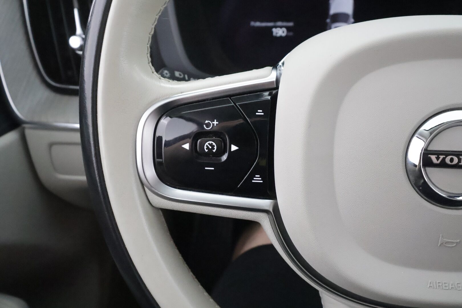 Volvo XC60 2023 T8 AWD Long Range High Performance Plus Dark aut - | Pilot assist | Webasto | Koukku | Muistipenkit | Full-LED | High Performance audio | Sporttinahat | P.Kamera | Keyless | Apple&Android | 1.Om Suomi-auto | Kahdet Renkaat | Merkkihuollettu |