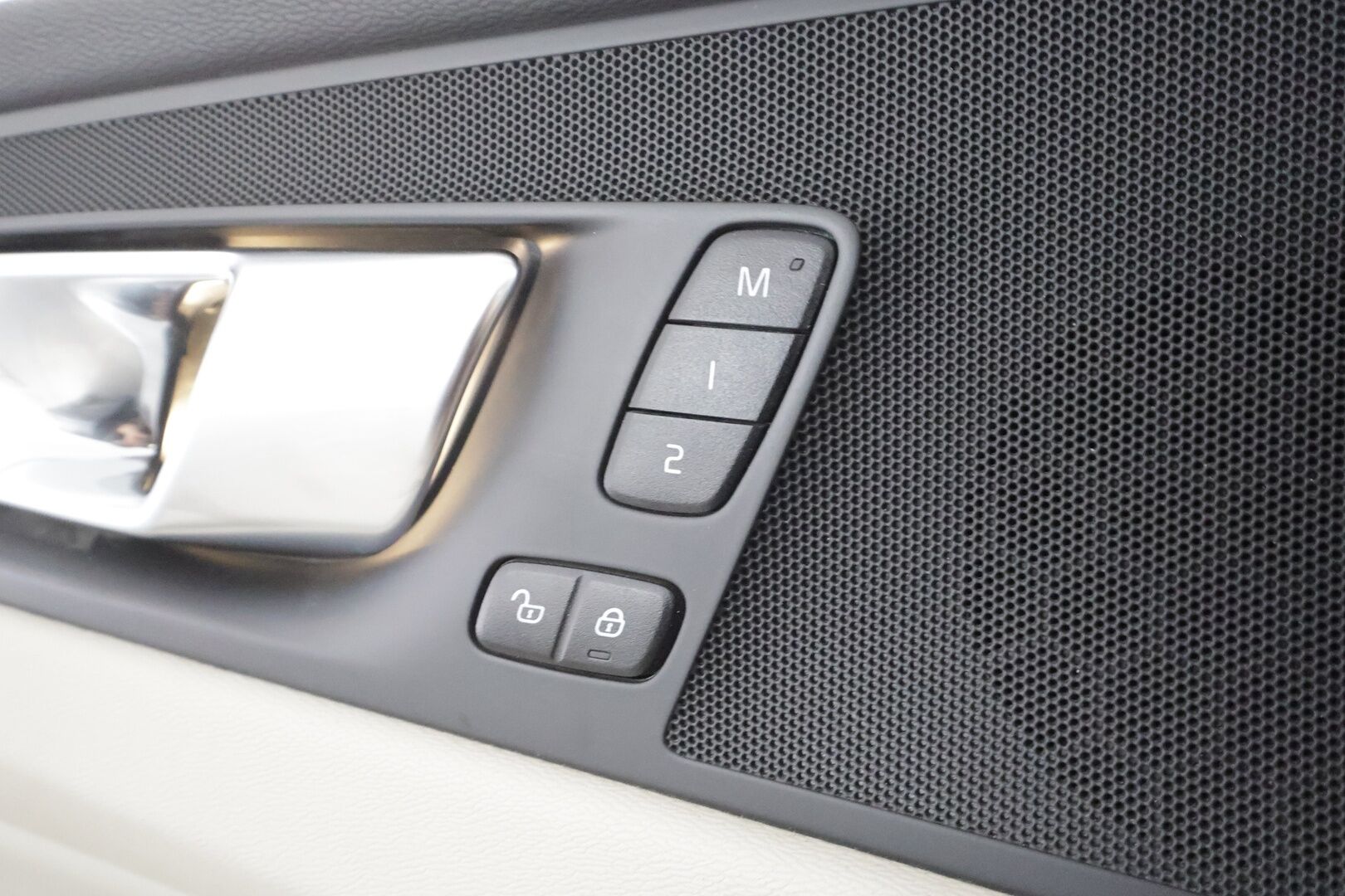 Volvo XC60 2023 T8 AWD Long Range High Performance Plus Dark aut - | Pilot assist | Webasto | Koukku | Muistipenkit | Full-LED | High Performance audio | Sporttinahat | P.Kamera | Keyless | Apple&Android | 1.Om Suomi-auto | Kahdet Renkaat | Merkkihuollettu |